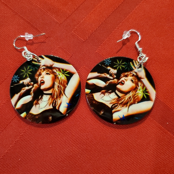 Taylor Swift dangle earrings - Picture 2 of 2